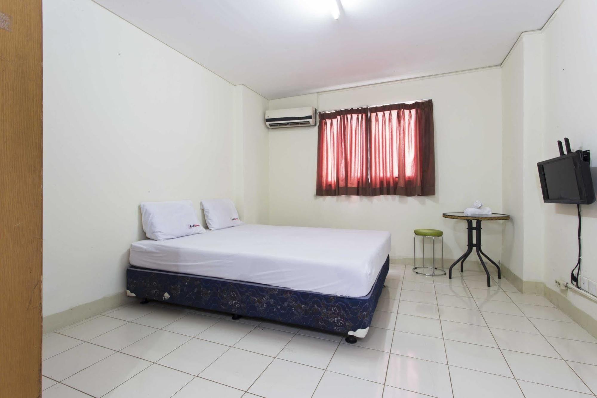 Reddoorz Apartment @ Pulo Gadung Jakarta Bagian luar foto