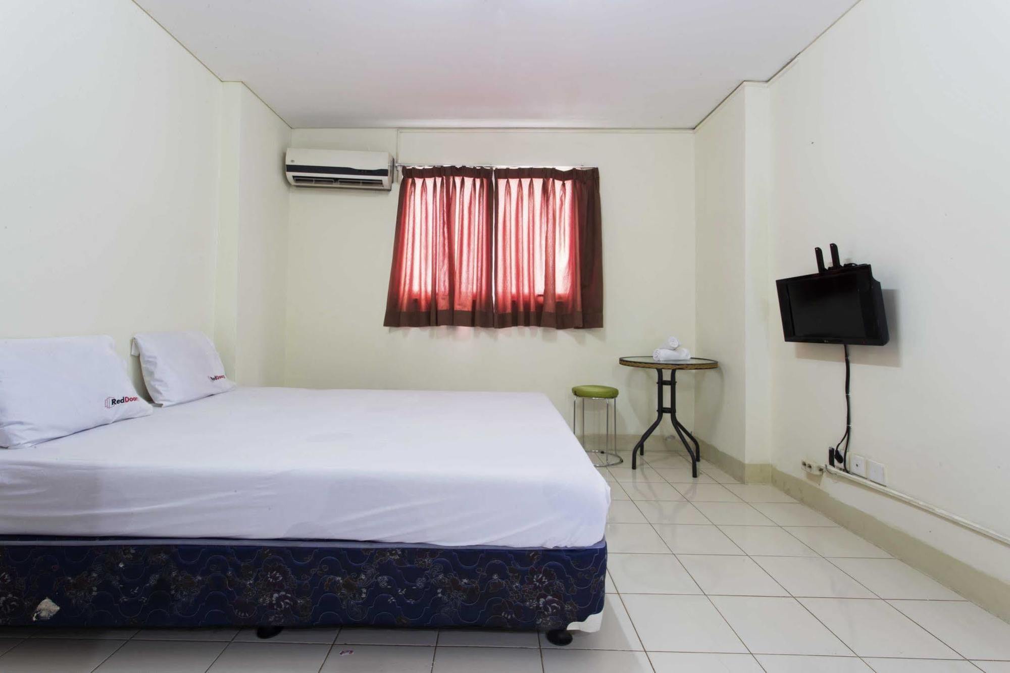 Reddoorz Apartment @ Pulo Gadung Jakarta Bagian luar foto